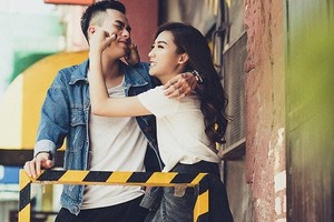 Cặp chị em Hải Phòng chụp ảnh tình tứ như người yêu