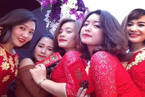 Dàn bê tráp đám hỏi toàn gái xinh, hát hay gây sốt