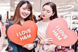 Hot girl check-in tại cửa hàng H&M, Zara đầu tiên tại Hà Nội