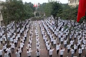 Hơn 1000 học sinh Cửa Lò "quẩy" nhạc Sơn Tùng giữa sân trường