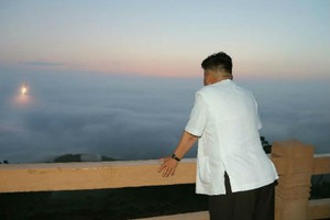 Ông Kim Jong-un xem phóng tên lửa chiến lược