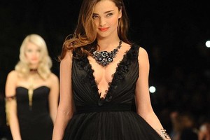 Miranda Kerr xinh đẹp với vòng cổ 60 tỉ đồng