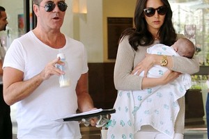 Simon Cowell cầm bình sữa lẽo đẽo theo người tình