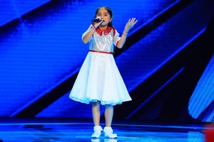 The Voice Kids dậy sóng với em bé hát "Huyền thoại mẹ"