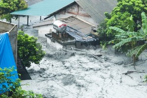 Hàng trăm ngôi nhà ngập nước, người dân chạy thoát thân do vỡ ống cống hồ thải quặng