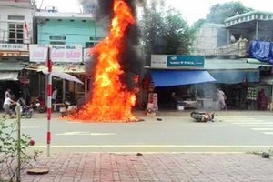 Bếp than quán cháo bén sang can xăng làm xe máy cháy dữ dội