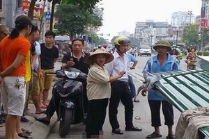 Khởi tố lái xe xích lô để tôn cứa cổ bé trai tử vong