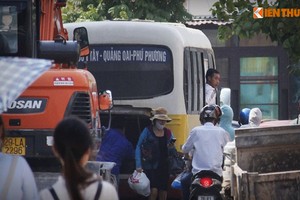 Ảnh: Xe bus “dù” đại náo Hà Nội thách thức lực lượng chức năng