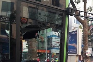 Xe buýt nhanh BRT vỡ tan kính sau va chạm với xe taxi