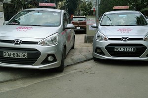 Chùm ảnh: Taxi dừng đỗ vô tội vạ, đại náo đường phố Hà Nội