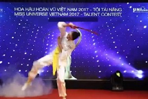 Video: Màn múa đao điêu luyện của cô gái gây xôn xao Hoa hậu Hoàn vũ