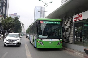 Bus thường, ô tô và xe máy sẽ được đi vào làn BRT?