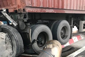 Container đâm vào dải phân cách, đường vành đai 3 ùn tắc khủng khiếp