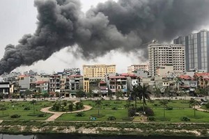 Cháy lớn ở chợ Quang Hà Nội, khói lửa bốc cao nghi ngút 