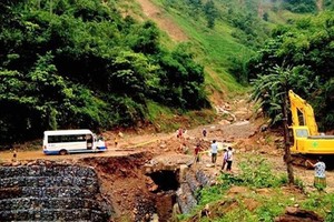 Yên Bái: Mưa lớn sạt lở kinh hoàng, chia cắt tỉnh lộ 174