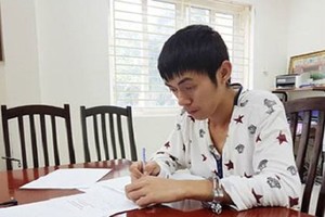 Tưới xăng đốt công ty vì muốn “nịnh” người trong mộng