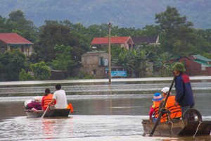 Hình ảnh mưa lũ gây thiệt hại đáng sợ từ miền Bắc vào miền Trung