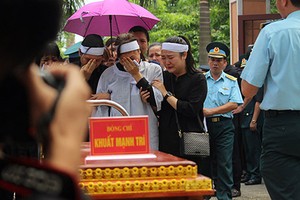 Dòng người nghẹn ngào tiễn đưa hai phi công Su-22