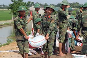 Ngập lụt ở Chương Mỹ: Huy động hàng trăm bộ đội cùng dân hộ đê tả Bùi 