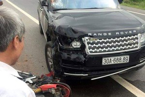 Hưng Yên: Ô tô Range Rover va chạm xe máy, hai người thương vong