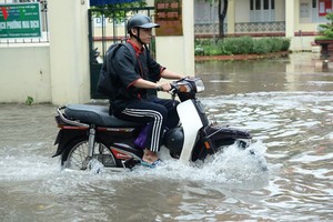 Bão số 3 - Wipha: Đường Hà Nội có nơi ngập sâu nửa mét 