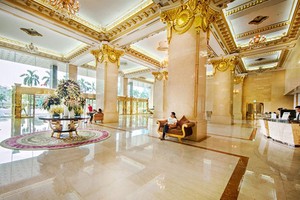 Cận cảnh khách sạn dát vàng Grand Plaza có nhân viên đuổi dân trú mưa