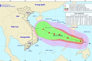 Bão Phanfone gây gió mạnh giật cấp 11 đang tiến vào Biển Đông