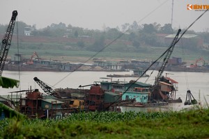 Cận cảnh hàng nghìn m2 đất sạt lở do doanh nghiệp “tận hủy” tài nguyên cát trên sông Lô