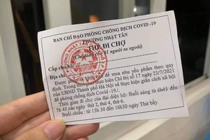 Hà Nội: Người dân ở Nhật Tân được phát thẻ đi chợ theo giờ