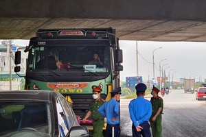 Thanh tra GTVT và CS môi trường “đột kích” xe quá tải: Doanh nghiệp đến xin xử phạt... "nhẹ"