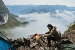 Cắm trại 'nghìn sao' trên vách đá ở Hà Giang