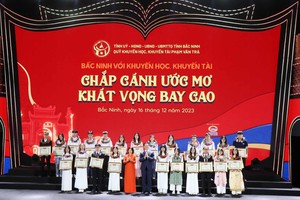 Bắc Ninh trao 3,5 tỷ đồng cho học sinh giỏi, thủ khoa