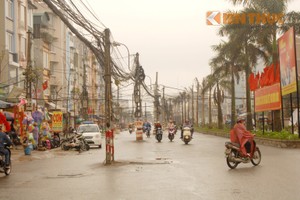 Hàng tá cột điện chình ình giữa đường mới mở