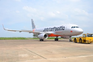 Xe thang va quệt máy bay Jetstar Pacific ở sân bay TSN