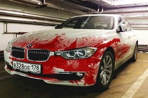 Kinh dị nhìn xế sang BMW phủ đầy máu 