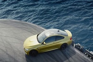 Màn drift đẳng cấp của BMW M4 trên hàng không mẫu hạm