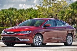 Soi sedan cao cấp Chrysler 200C "vịt bầu" sắp trình làng