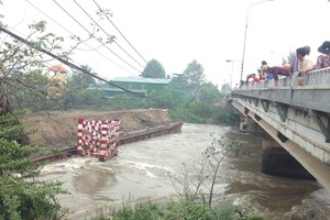 Cầu Ông Nhiêu suýt sập vì xà lan đứt, trôi tự do