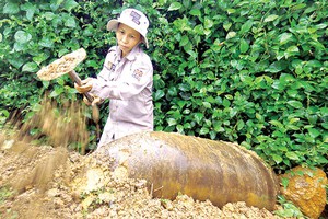 Một ngày đi “săn thần chết” của những bóng hồng ở Quảng Trị