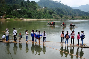 “Nín thở” xem học sinh kéo dây qua suối trên mảng bè ọp ẹp