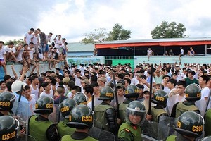 Cảnh sát dùng hơi cay trấn áp học viên cai nghiện đòi trốn