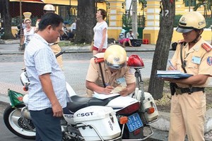 Sẽ phạt người đi xe máy không sang tên đổi chủ