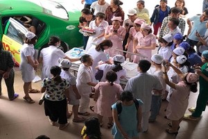 Hy hữu chồng đỡ đẻ cho vợ ngay trên taxi