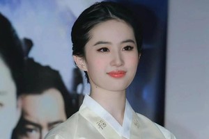 Loạt ảnh Lưu Diệc Phi diện hanbok lại "gây bão" 