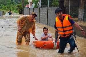 Mưa lớn, Phú Quốc ngập sâu, người dân phải sơ tán