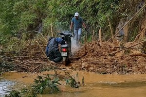 Mưa lớn gây sạt lở quốc lộ 32 đi Mù Cang Chải, Yên Bái