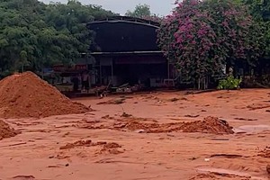  Phan Thiết lại sạt lở, cát đỏ tràn ra đường cao tới cả mét