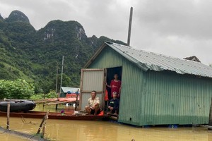 Cận cảnh cuộc sống chung với lũ trên nhà phao của người dân Tân Hóa 