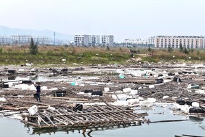 Lồng bè tan hoang sau bão, Hạ Long đối mặt với sự cố môi trường