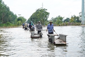 Đường gom đại lộ Thăng Long ngập sâu, xem cách người dân "vượt ngập"